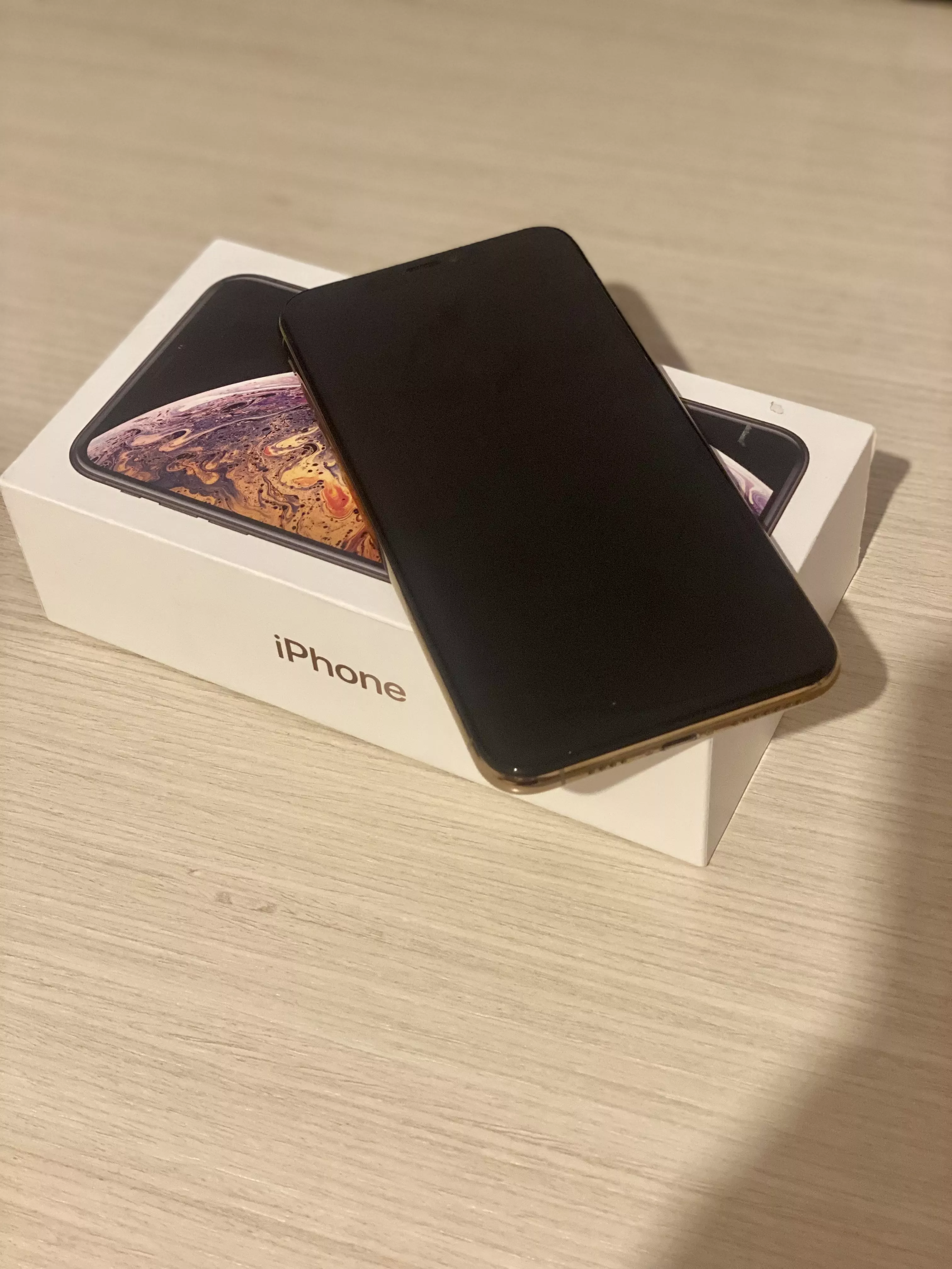 Πωλείτε κινητό IPhone XS max μεταχειρισμένο, σε άριστη κατάσταση, μνήμη 64GB σε χρώμα ροζ χρυσό 